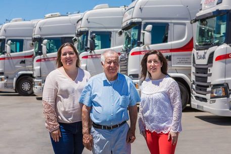Transportes Francisco Cordero e Hijos, S.L. personas sonriendo junto a camiones